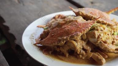 完整的菜搅拌炸蟹咖喱粉海鲜美味的味道木地板上泰国食物辣的味道