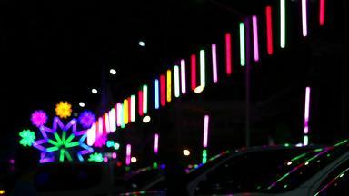 模糊霓虹灯光滚动轮廓车晚上市场公平停车区域