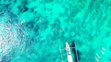 宽角鸟眼睛复制空间拍摄桑迪白色天堂海滩蓝色的水背景色彩斑斓的