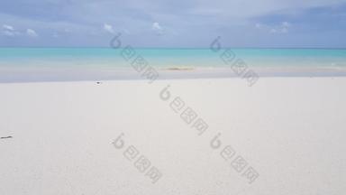 白天开销复制空间拍摄白色桑迪天堂海滩阿卡蓝色的水背景色彩鲜艳的
