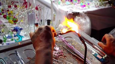 关闭手工艺品玻璃制造商使玻璃主题融化玻璃燃烧的火炬喷灯玻璃艺术一块