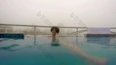 水疗中心热放松户外池女人放松户外热浴雾背景呃拍摄