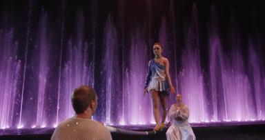 集团杂技演员使行为波兰色彩斑斓的喷泉莫斯科俄罗斯