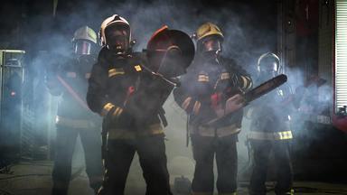 集团消防队员穿完整的设备氧气面具紧急救援工具圆形液压气体斧雪橇锤烟火卡车背景速度视频