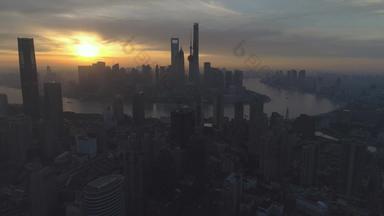<strong>上海城市</strong>景观阳光明媚的日出空中视图中国无人机飞行落后的建立拍摄