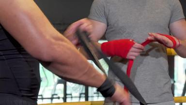 裁剪拍摄男性拳击手包装的拳头绷带战斗