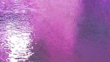 雨秋天蓝色的纯清晰的水表面粉红色的紫色的颜色反射<strong>光</strong>