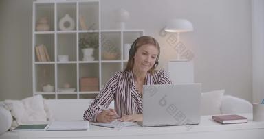 女专家呼叫中心科技支持回答调用客户端首页工作远程移动PC