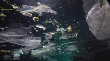 塑料垃圾碎片浮动<strong>水</strong>下海洋污染塑料碎片<strong>水</strong>杀死野生动物黑色的海布尔加里