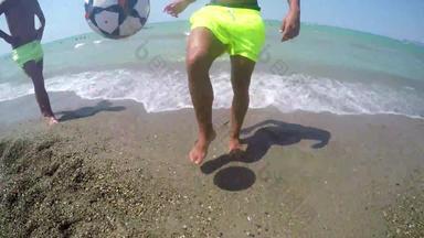 专业的足球球员使球技巧跳跃球海滩沙子光着脚