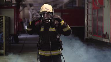 消防队员肖像穿完整的设备把氧气面具烟火卡车背景标签翻译消防队员模型的