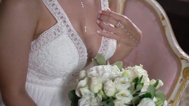 年轻的<strong>新娘</strong>婚礼衣服持有花束花在室内白色奢侈品礼服时尚