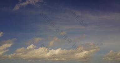 <strong>卷云云</strong>深蓝色的Azure夏天天空马尔代夫