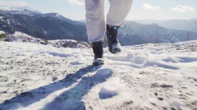 徒步旅行者移动相机雪表面冬天低角视图
