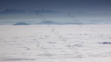 山山峰密集的层雾多雾的山景观自然雾云