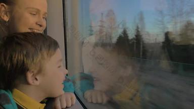 小男孩<strong>妈妈</strong>。坐着窗口铁路火车的地方看