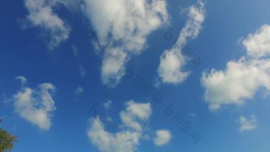 细白色沙子海滩美丽的多<strong>云</strong>的Azure夏天天空马尔代夫