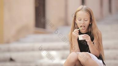可爱的女孩吃<strong>冰淇淋</strong>在户外夏天可爱的孩子享受真正的意大利意式<strong>冰激凌</strong>罗马