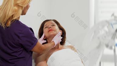 专业美容师检查皮肤高级女病人