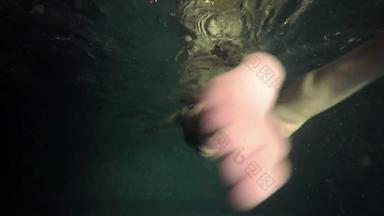 水下视图<strong>游泳</strong>女孩黑暗池一边视图呃股票镜头