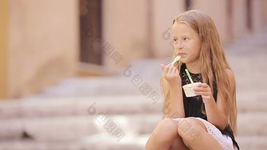 可爱的女孩吃<strong>冰淇淋</strong>在户外夏天可爱的孩子享受真正的意大利意式<strong>冰激凌</strong>罗马