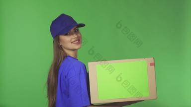 华丽的交付服务女代理显示thumns持有纸板盒子