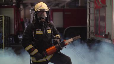 消防队员肖像穿完整的设备氧气面具权力液压切割工具烟火卡车背景标签翻译消防队员模型的