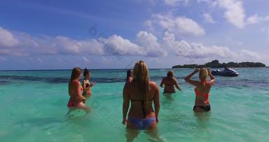 女士们比基尼玩海滩扔球游戏清晰的浅水不错的著名的假期岛泰国