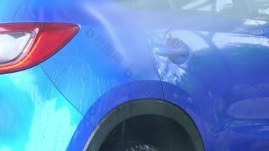 蓝色的紧凑的运动型多功能车车体育运动现代设计洗<strong>水喷雾</strong>高压力垫圈车洗自助服务车护理服务业务概念