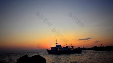 神奇的景观视频背景浪漫的孤独的船日落钓鱼船开放海晚上鱼抓