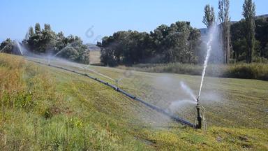 灌溉喷水灭火系统特写镜头灌溉喷水灭火系统特写镜头灌溉蔬菜场早期春天