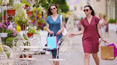 时尚购物者女人袋购物街出售消费主义人概念高加索人女孩享受温暖的一天户外咖啡馆