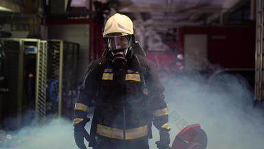 消防队员肖像穿完整的设备氧气面具权力液压切割工具烟火卡车背景标签翻译消防队员模型的