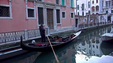 威尼斯意大利约4月夫妇《暮光之城》浪漫的贡多拉骑葡萄园狭窄的香奈儿呃稳定摄像头股票镜头