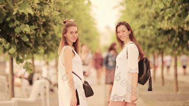 遵循概念快乐年轻的城市女性欧洲城市高加索人游客走废弃的街道欧洲