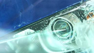 蓝色的车洗水喷雾高压力垫圈车洗自助服务水喷雾清洁化学泡沫车车护理服务业务概念