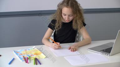 有<strong>创意</strong>的女孩少年画图片铅笔桌子上<strong>表格</strong>前面移动PC学校女孩创建草图纸表铅笔在线艺术教训