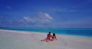 快乐夫妇爱约会假期享受生活海滩夏天白色桑迪背景