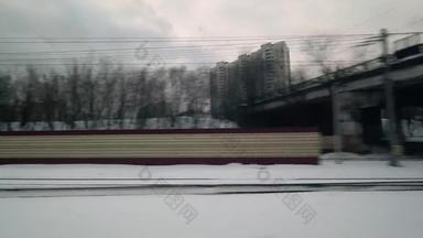 通过冬天<strong>城市</strong>视图移动火车