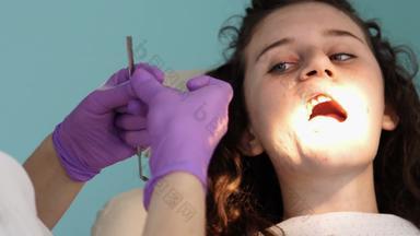 年轻的女病人参观牙医办公室应用治愈线针牙香奈儿
