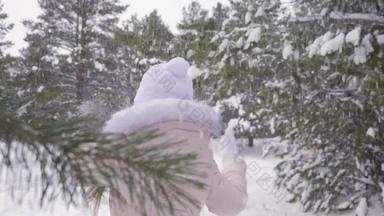美丽的少年女孩欢乐冬天降雪雪森林慢运动