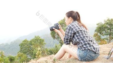 年轻的活跃的亚洲旅游女人旅行摄影师背包采取<strong>图片</strong>数字相机的观点山自然视图检查<strong>图片</strong>屏幕照片微笑