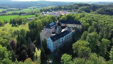 前视图中世纪的城堡兹比罗捷克共和国风景如画的景观实施中世纪的兹比罗城堡罗基卡尼区皮尔森地区czechia