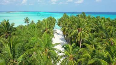 宽无人机岛视图白色沙子天堂海滩蓝色的水背景色彩斑斓的