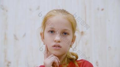 深思熟虑的少年女孩触碰下巴光工作室肖像<strong>顽固</strong>的脸思考女孩年轻的人面部情绪