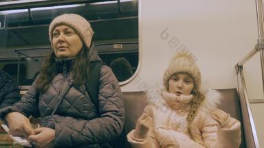 妈妈女儿<strong>地铁</strong>车累了青少年女孩跳舞瀑布睡着了