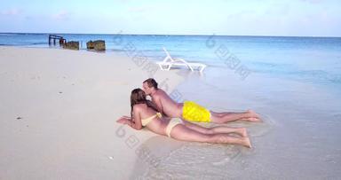 浪漫的男孩女孩爱约会假期花质量时间海滩夏天白色桑迪背景