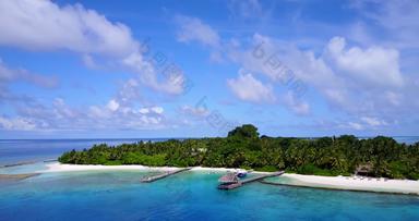 宽角开销旅游拍摄桑迪白色天堂海滩蓝色的水背景