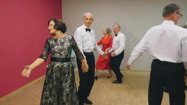 快乐的高级夫妇跳舞华尔兹跳舞俱乐部成熟的男人。女人执行华尔兹跳舞晚上娱乐俱乐部高级人活动