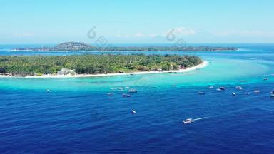 宽空中旅行拍摄白色桑迪天堂海滩阿卡蓝色的水背景色彩鲜艳的
